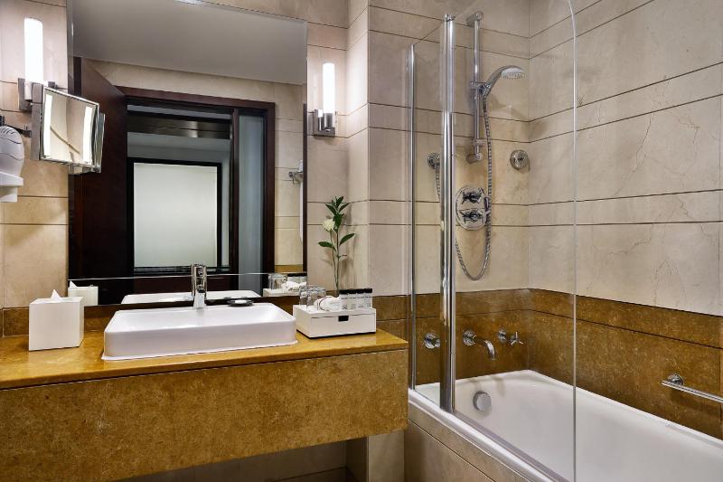 Executive Suite - Inclusive of Breakfast, One Way Dubai Airport Drop Off & Club Lounge Access image 2