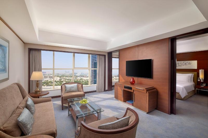 Executive Suite - Inclusive of Breakfast, One Way Dubai Airport Drop Off & Club Lounge Access image 1