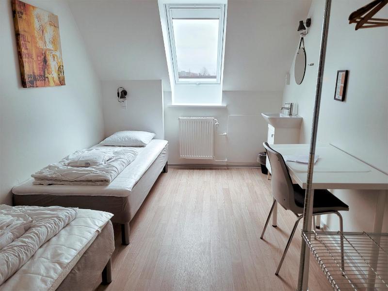 Twin Room with Shared Bathroom image 1