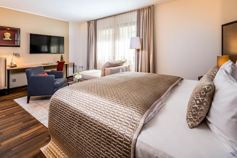 Executive Room image 3