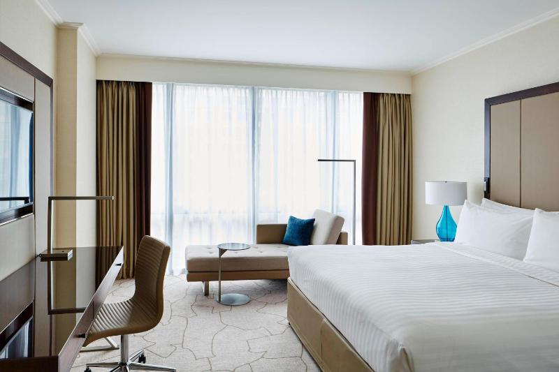 Deluxe Room, Guest room, 1 King image 3