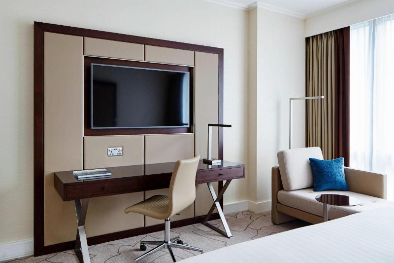 Deluxe Room, Guest room, 1 King image 4