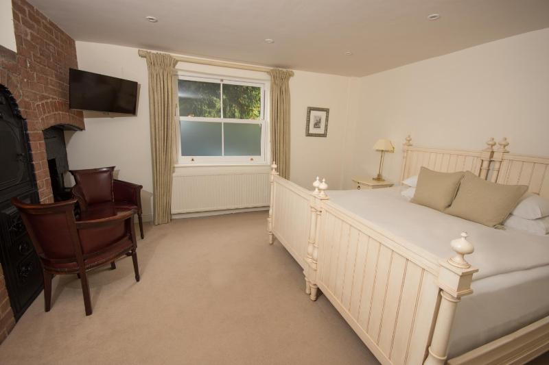 Standard Double Room image 3