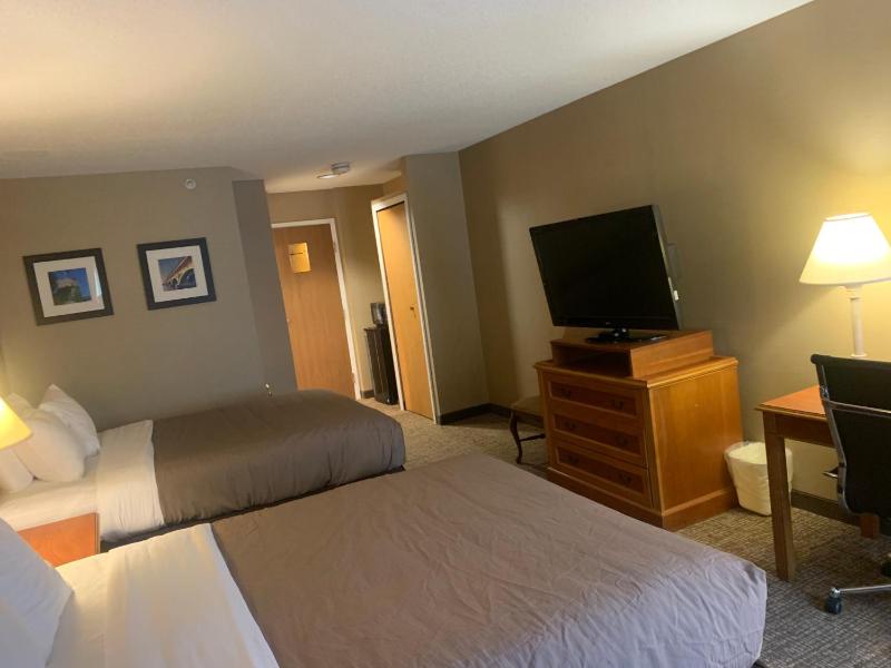 Queen Room with Two Queen Beds - Non-Smoking image 2