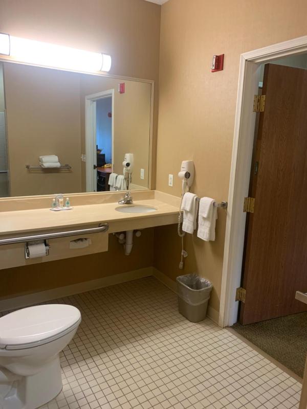 King Room - Accessible/Non-Smoking image 4