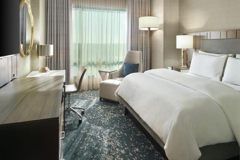 Traditional, Guest room, 1 King image 1
