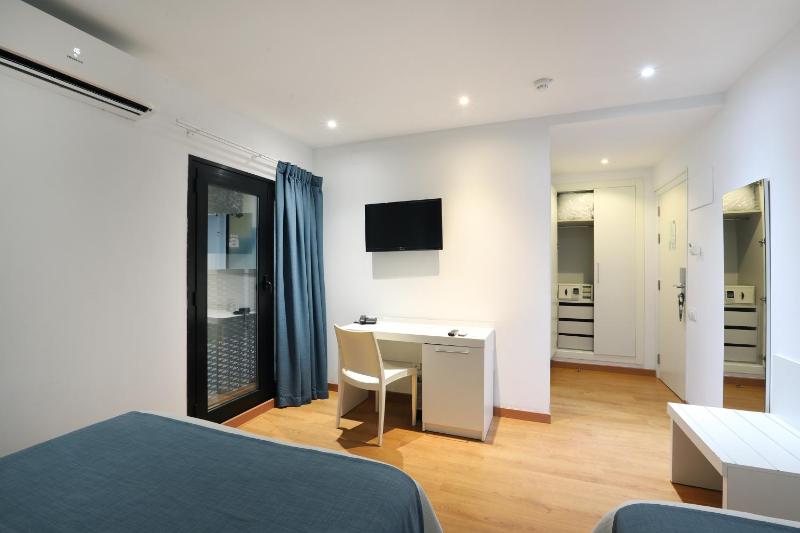 Standard Double or Twin Room image 4