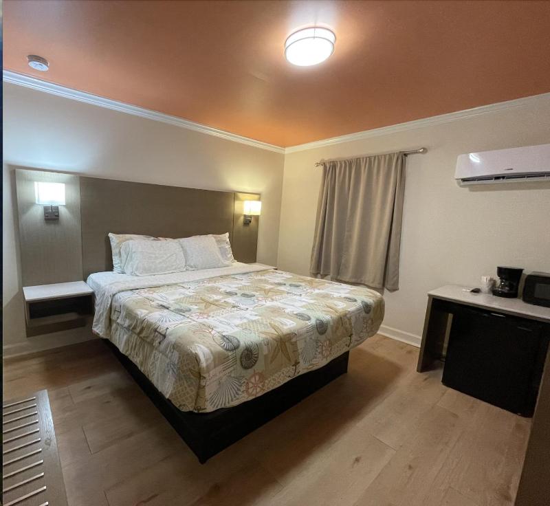 Standard King Room image 2