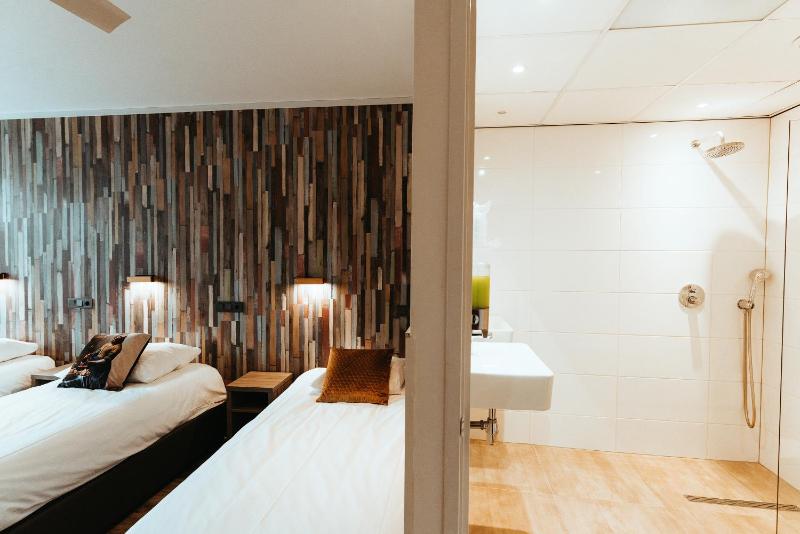 Standard Quadruple Room image 4