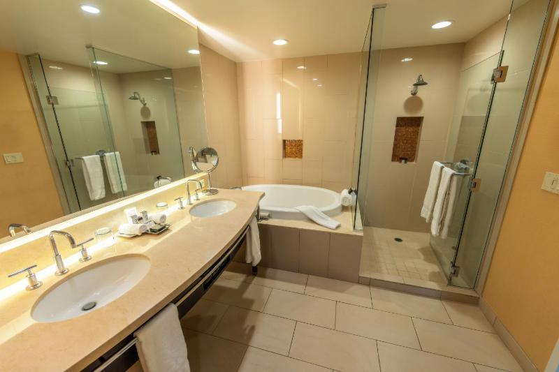 Deluxe King Room image 4