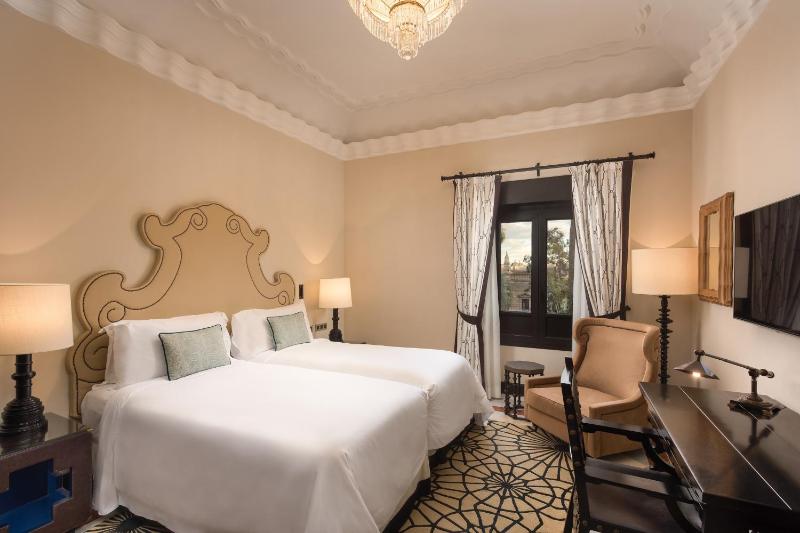 Deluxe Twin Room image 1