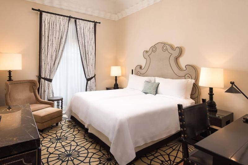 Deluxe Twin Room image 4