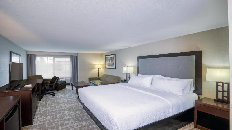 Standard King Room image 4