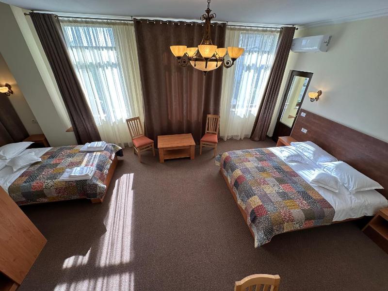 Deluxe Family Suite image 4