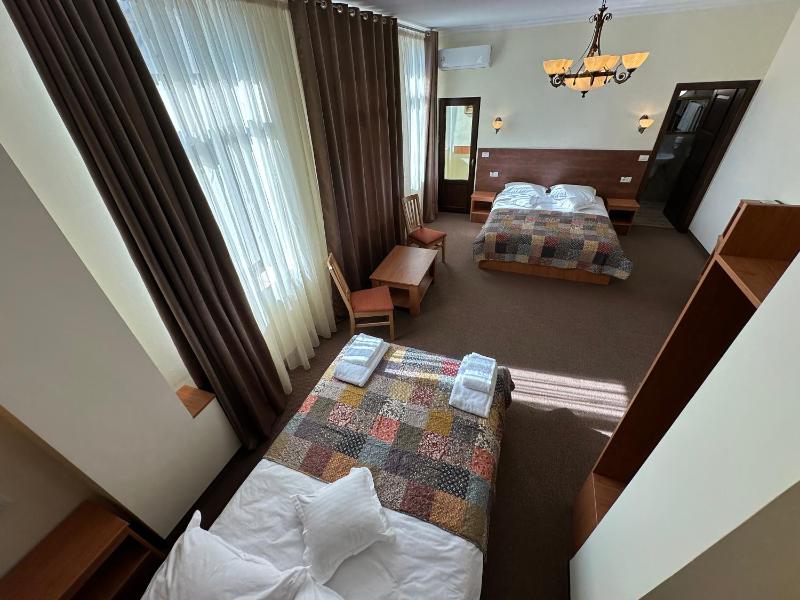 Deluxe Family Suite image 3