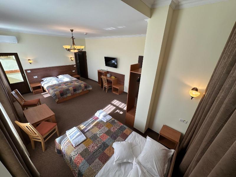 Deluxe Family Suite image 2