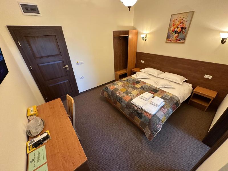 Deluxe Double Room with Balcony image 4