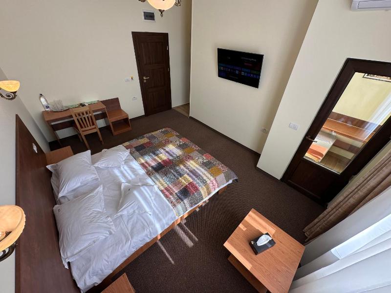 Deluxe Double Room with Balcony image 3