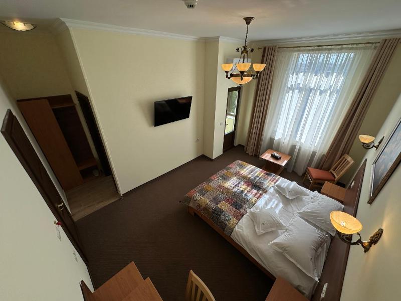 Deluxe Double Room with Balcony image 2