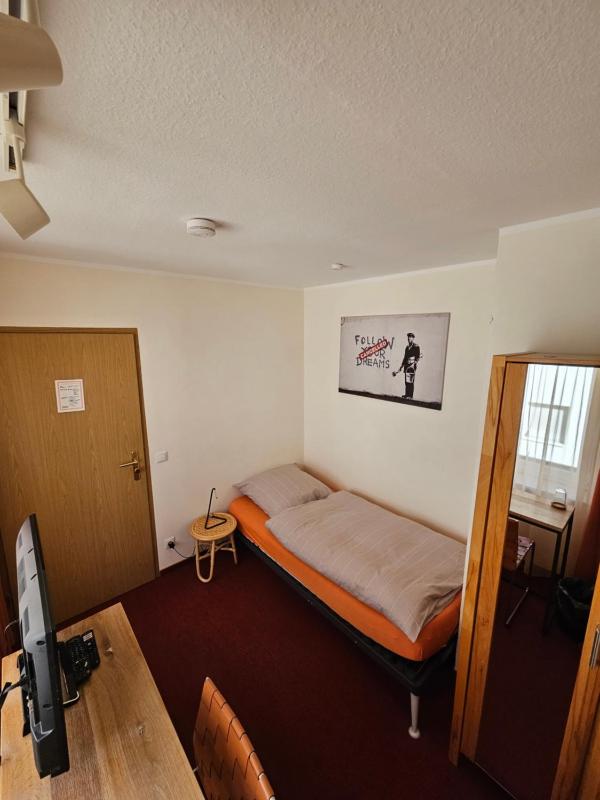 Small Single Room image 3