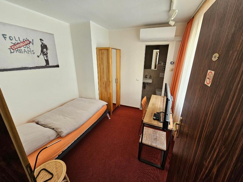 Small Single Room image 2