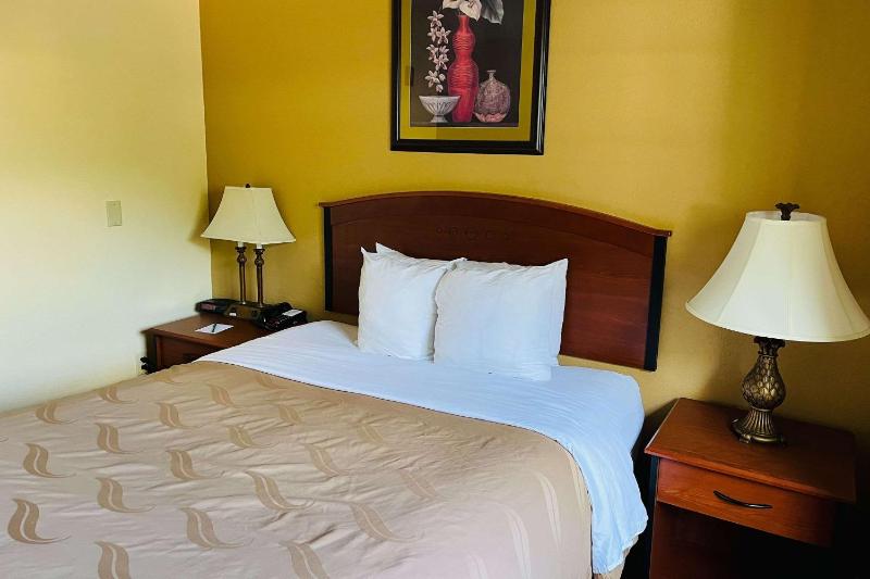 Queen Room - Non-Smoking image 1