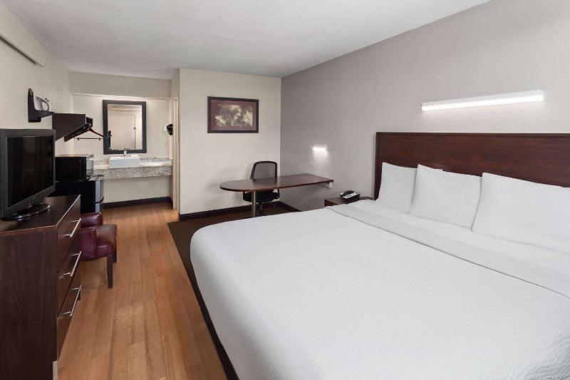 King Room - Non-Smoking image 2