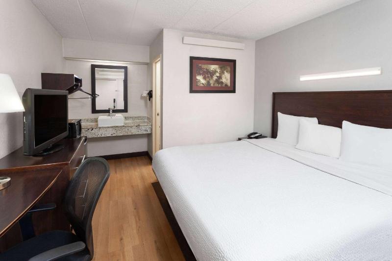Queen Room - Non-Smoking image 2