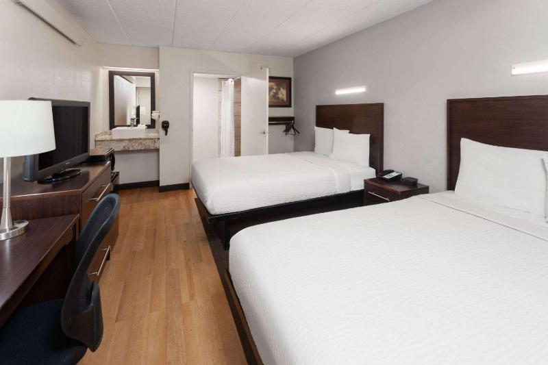 Double Room with Two Double Beds and Roll-in Shower - Mobility Access/Non-Smoking image 2