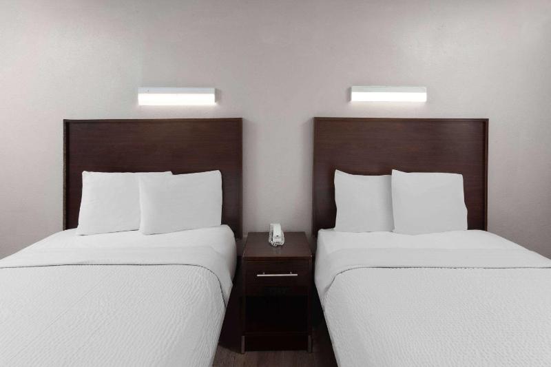 Double Room with Two Double Beds and Roll-in Shower - Mobility Access/Non-Smoking image 4