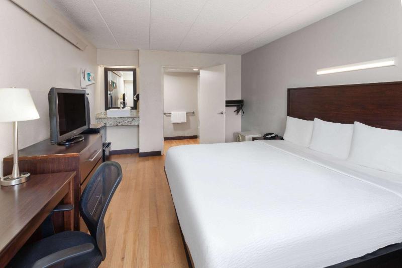 King Room with Mobility Access and Bathtub  with Grab Bars, Non-Smoking image 2