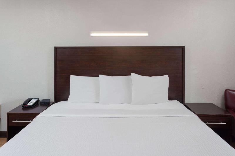 King Room with Mobility Access and Bathtub  with Grab Bars, Non-Smoking image 3