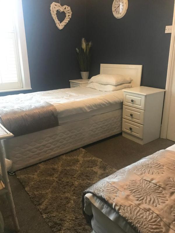 Twin Room with Shared Bathroom image 1