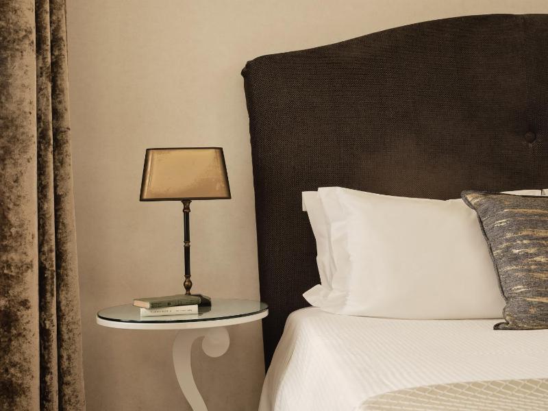 Executive Suite with King Size Bed image 2