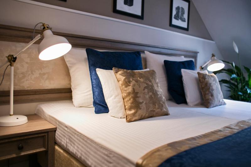 Twin Room image 4