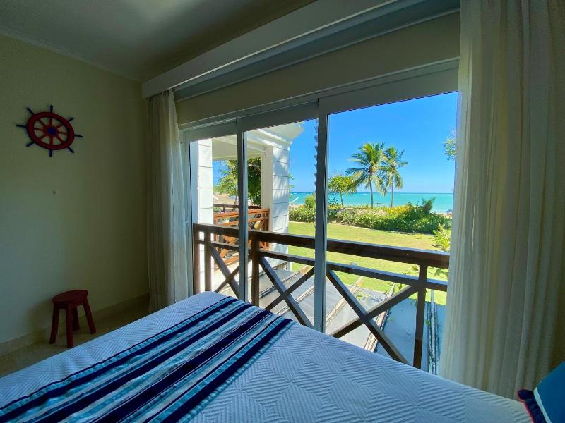 Blue View Beachfront Apartment with Ocean View - image 15