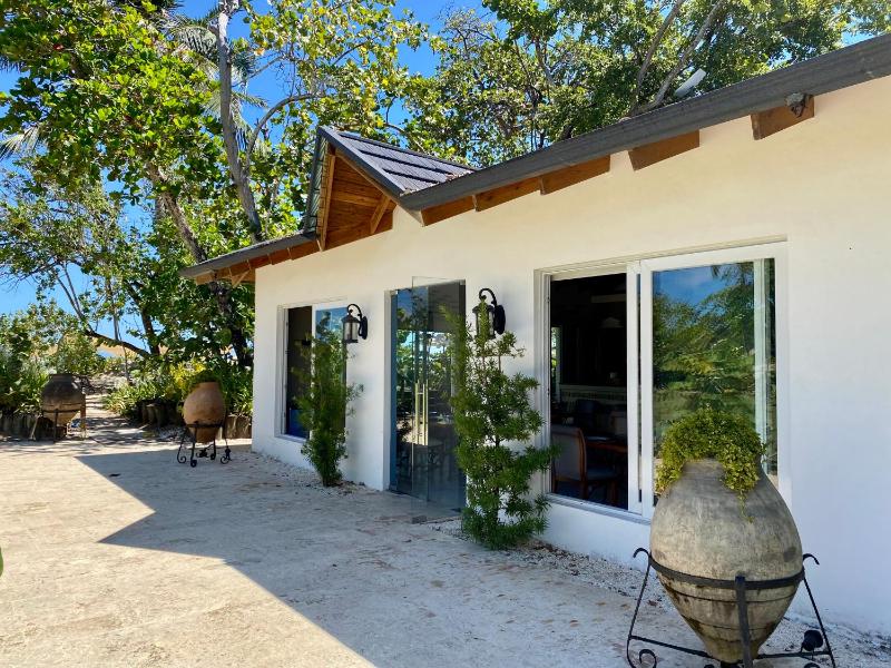 Blue View Beachfront Apartment with Ocean View - image 5