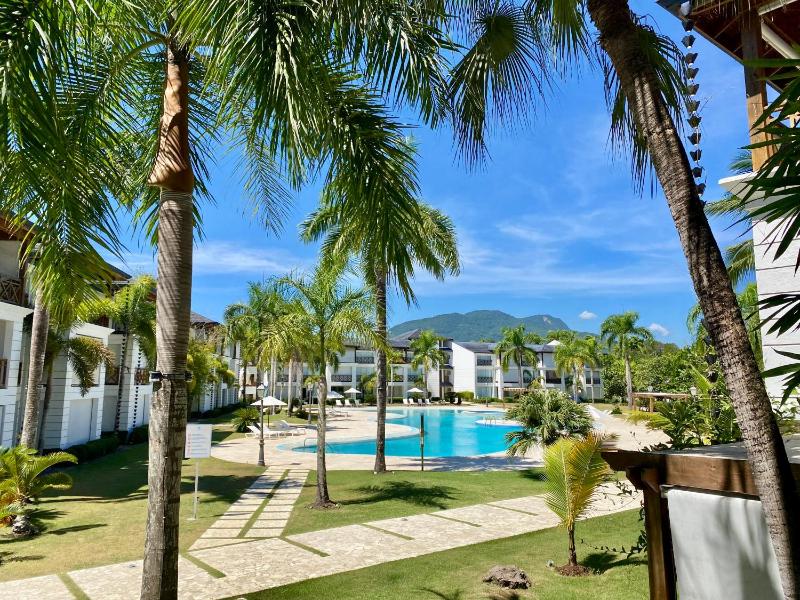Blue View Beachfront Apartment with Ocean View - image 2