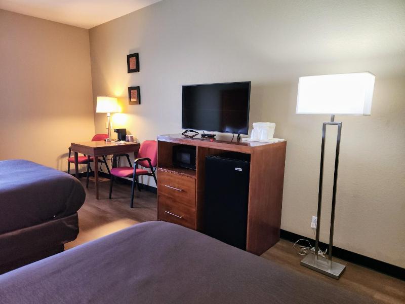 Queen Room with Two Queen Beds - Pet Friendly/Non-Smoking image 3