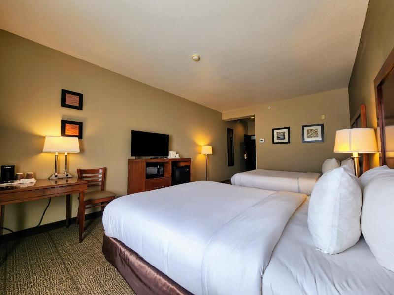 Queen Room with Two Queen Beds - Non-Smoking image 3