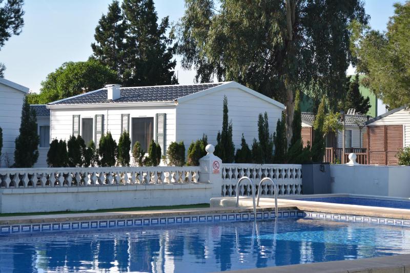One-Bedroom Bungalow image 1