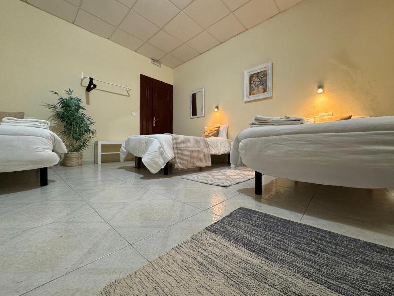 Basic Triple Room with Shared Bathroom image 3