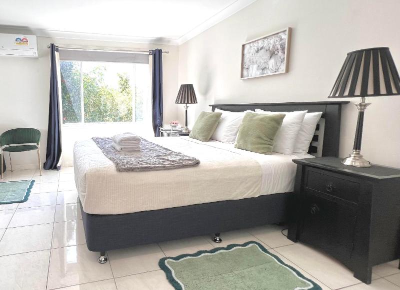 Superior Queen Room with Private Bathroom image 1