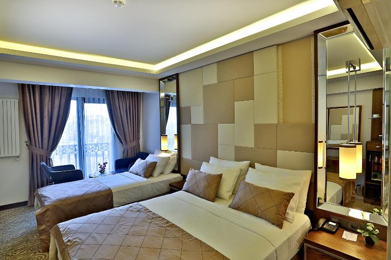 Deluxe Triple Room with Sea View image 3