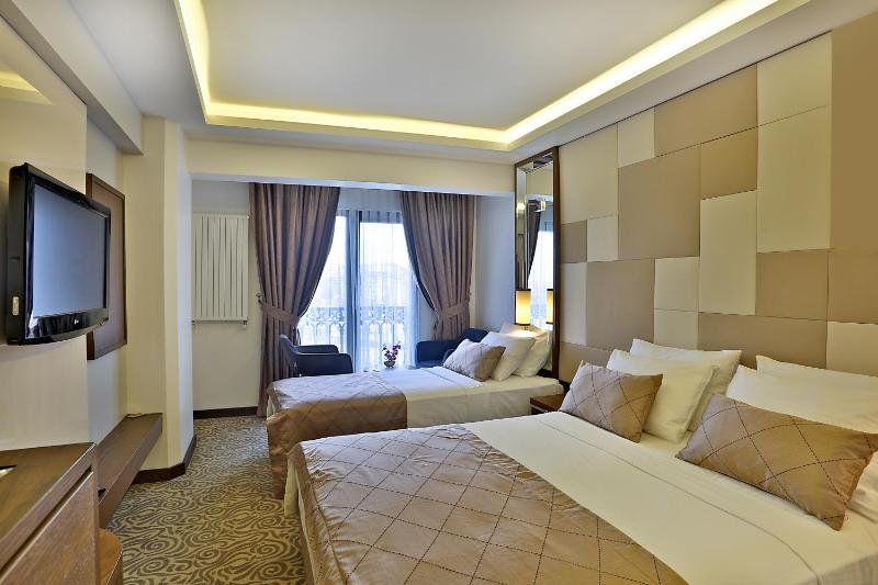 Deluxe Triple Room with Sea View image 2