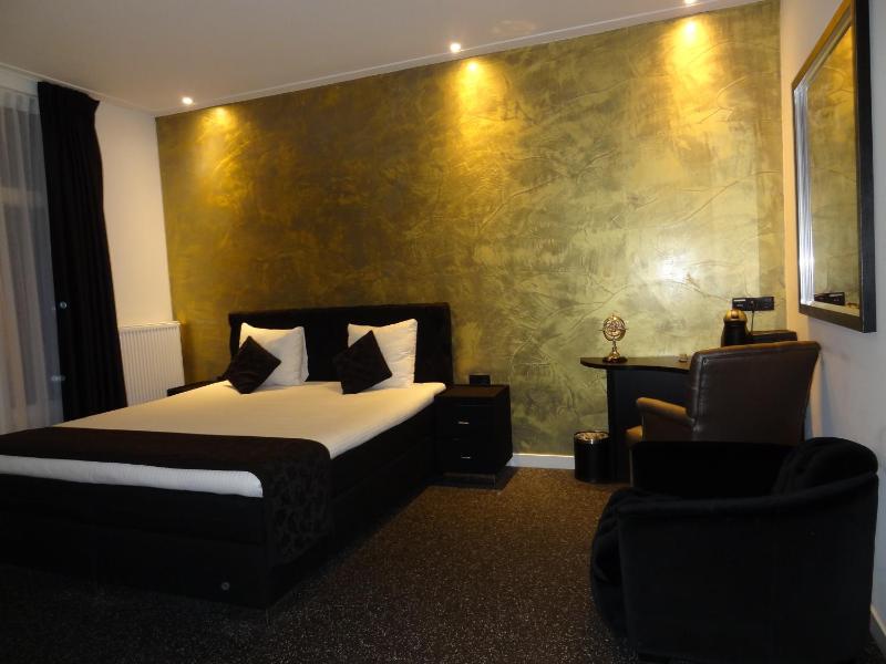 Double Room with Balcony image 3