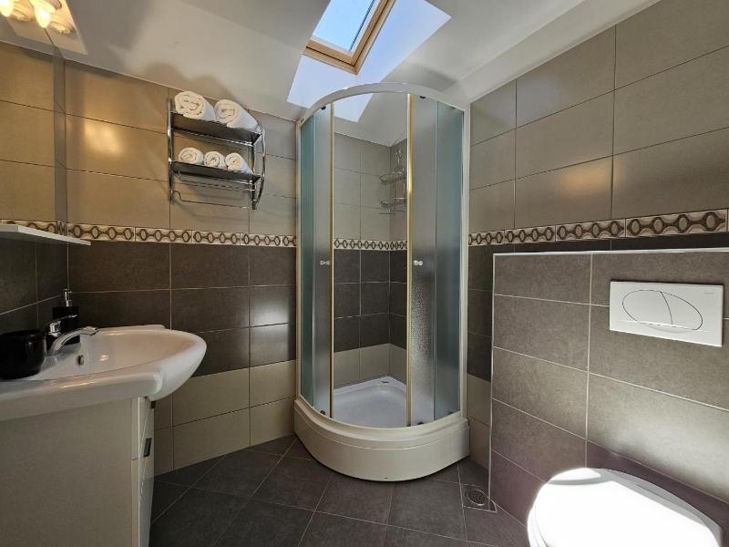 Classic One-Bedroom Apartment image 2