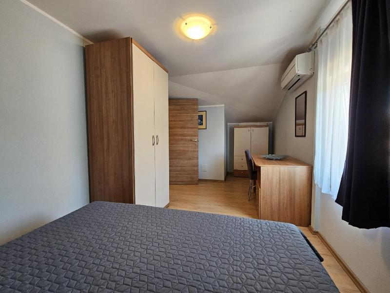 Classic One-Bedroom Apartment image 4