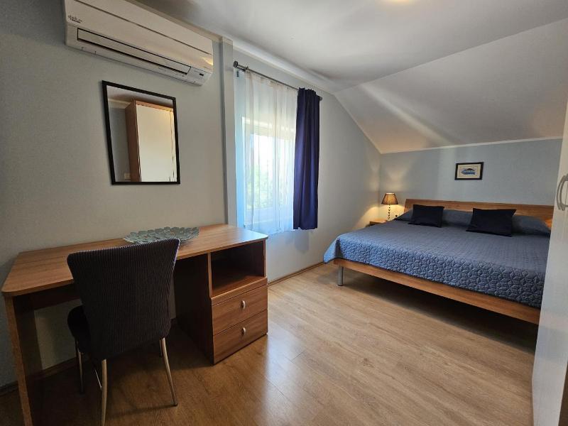 Classic One-Bedroom Apartment image 3