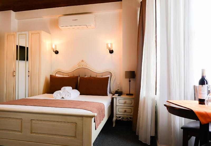 Deluxe King Room image 1